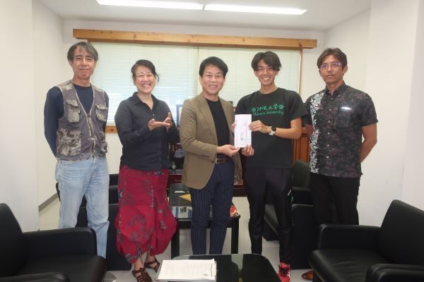 陸上競技部へ同窓会より派遣費を贈呈