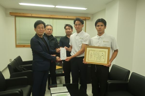 同窓会より軟式野球部へ 全国大会派遣費を贈呈