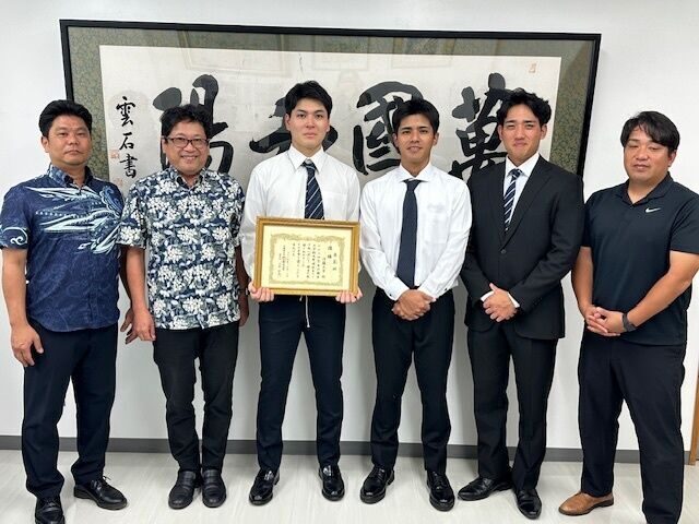 全国大会出場を決めた軟式野球部主将らが学長を表敬