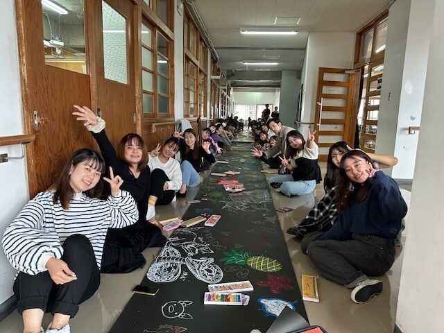 授業を覗いてみると！『「沖縄」で思いついたイメージを描いてみる』