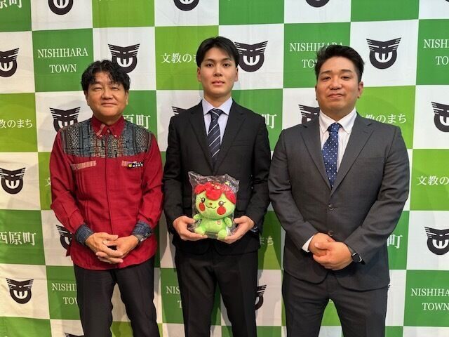 日本代表 國吉翔太選手、西原町長表敬訪問