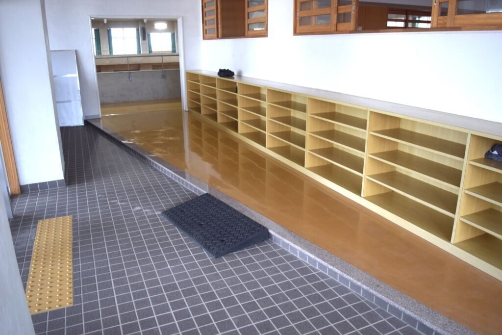 武道場玄関の段差に設置したスロープ
