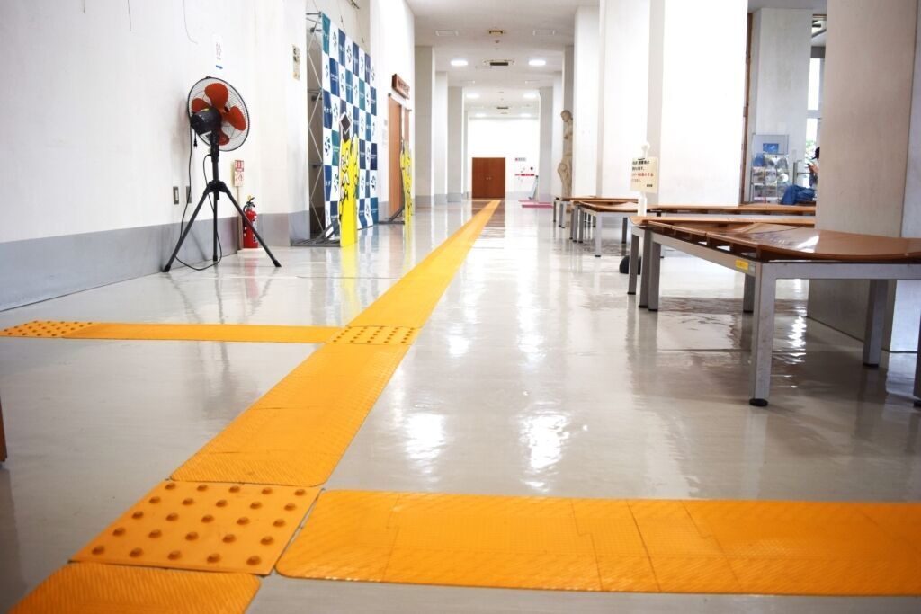 本館1階フロアに設置した点字ブロック