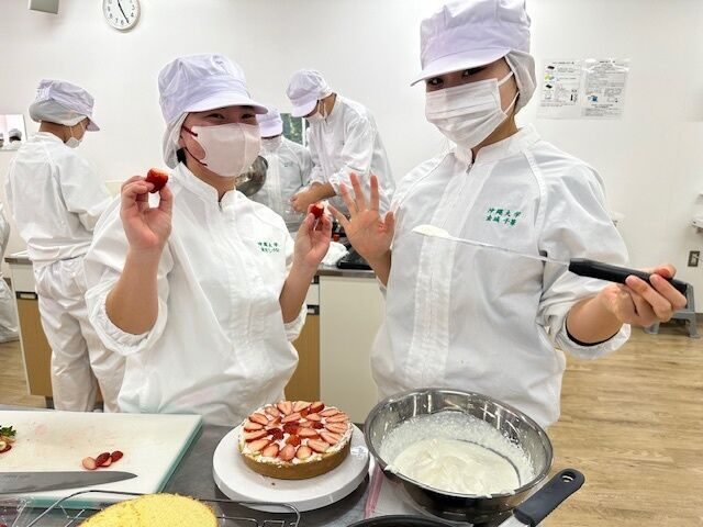 『メリークリスマス！想い想いのクリスマスケーキ！』調理学実習Ⅰ 管理栄養学科
