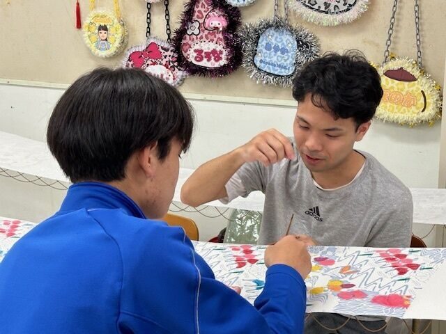 『母校の50周年を彩る紅型作品を制作中！チャレンジ沖大生2024』