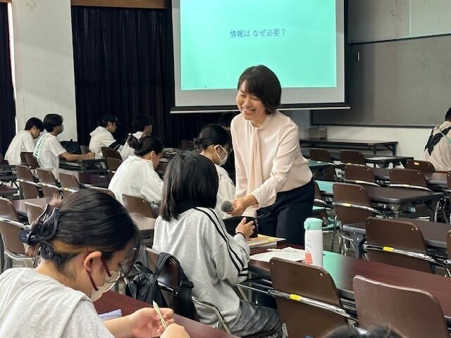 『映画監督 平良いずみさんを講師に「情報はなぜ必要か？」コミュニケーションの重要性学ぶ』国際コミュニケーション論入門