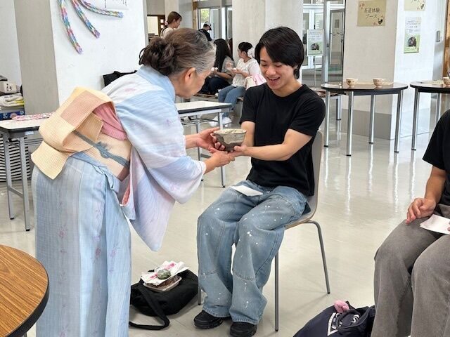 日本文化に触れ、平和を祈る鎮魂茶会を開催