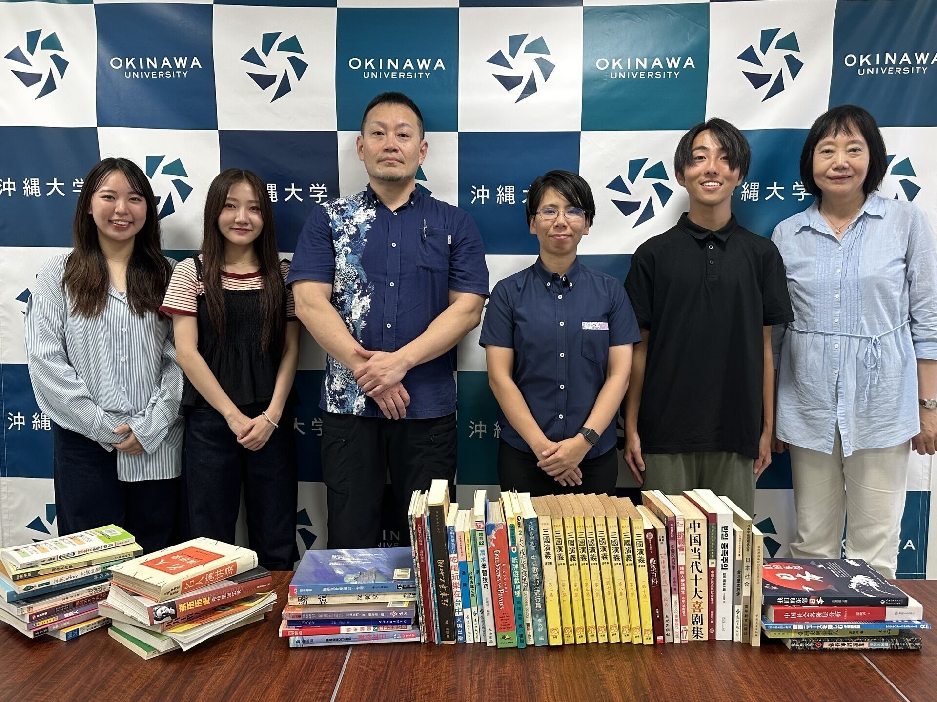 中国語サークルが留置施設に外国書を寄贈