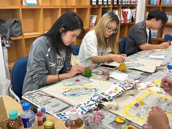 留学生が沖縄の伝統文化、紅型体験！