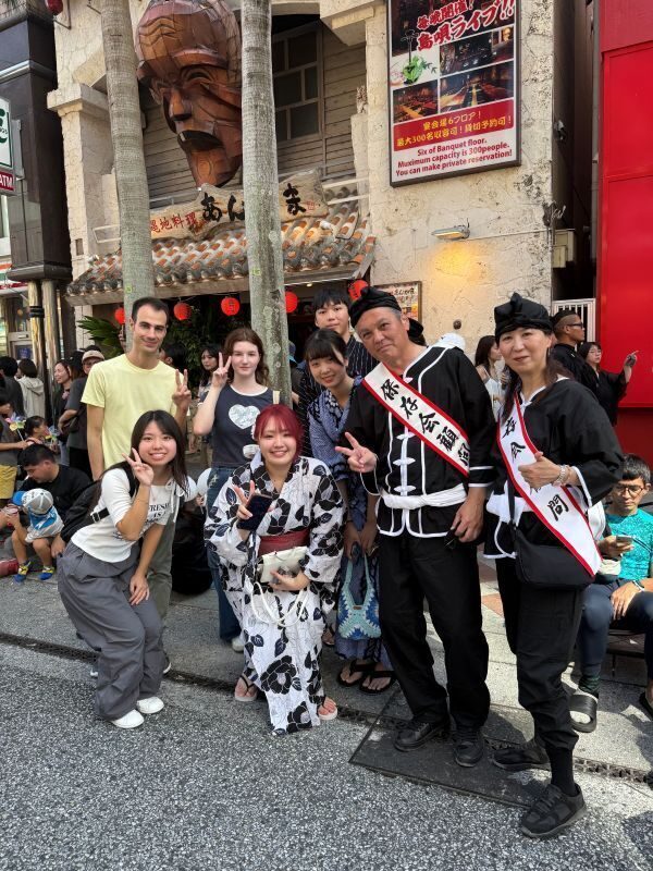 末吉ゼミ＆留学生 沖縄の伝統文化『旗頭』の勇壮なパフォーマンスに圧倒