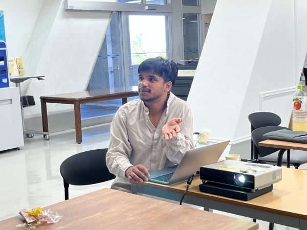 昼休みの集いの場「語学カフェ」でボランティア体験を報告（国コム3年ラフルさん）